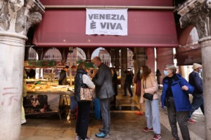 Κορονοϊός: Ψυχρολουσία με πάνω από 1.000 κρούσματα στην Αττική και 828 στη Θεσσαλονίκη - Οι περιοχές στο "κόκκινο"