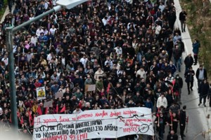 Τρεις συγκεντρώσεις στη Θεσσαλονίκη: Στους δρόμους φοιτητές, μαθητές και νοσοκομειακοί γιατροί