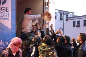 Στο σπίτι του Άσαντ: Τα άφησαν όλα πίσω κυνηγημένοι - Προσωπικές φωτογραφίες, κατεστραμμένα έγγραφα, αναμνηστικά και αντίκες - εικόνα 14