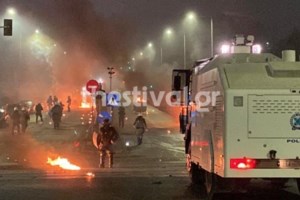 ΑΠΘ: Η μολότοφ που πέταξαν σε αστυνομικό στα επεισόδια άνοιξε τρύπα στη στολή του - [εικόνα] - εικόνα 2