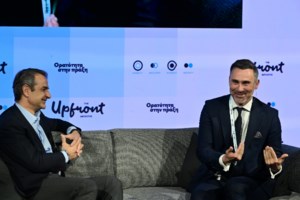 Αρραβωνιάστηκε ο πρώτος εν ενεργεία ποδοσφαιριστής που δήλωσε ομοφυλόφιλος - Η πρόταση γάμου μέσα στο γήπεδο