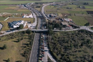 Μπλόκο Νίκαιας: Οι αγρότες της Θεσσαλίας έκλεισαν την Εθνική Οδό [Εικόνες - Βίντεο] - εικόνα 6