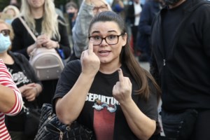 Βενετία Πόπορη: Αυτή είναι η Χρυσαυγίτισσα αστυνομικός που καταδικάστηκε - Τυλιγμένη με σεντόνι στη ΓΑΔΑ [εικόνες] - εικόνα 3