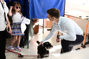 Βίντεο με τον Κασσελάκη λίγο πριν ψηφίσει - Κουμπώνεται, βάζει τη ζώνη και τα παπούτσια σε στιλ rich and famous