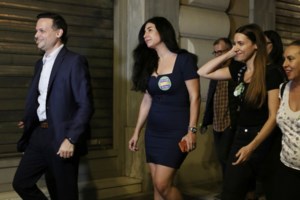 H Μαρία Μπακοδήμου με σούπερ μίνι φόρεμα κεντημένο με πετράδια - Η εμφάνιση σε τελετή βράβευσης - εικόνα 3