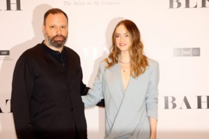 Με τη φανέλα του Ολυμπιακού Έμα Στόουν και Γιώργος Λάνθιμος [Εικόνες]