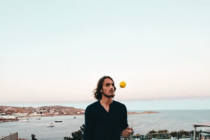 Στέφανος Τσιτσιπάς: Ο κορυφαίος Έλληνας τενίστας έκανε μια απίστευτη χειρονομία προς τους παπαράτσι στη Μύκονο [Βίντεο]