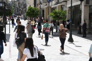 Απίστευτες εικόνες στου Ψυρρή: Πατείς με πατώ σε για ένα ποτό take away - Video
