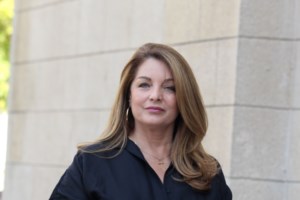 Κατερίνα Λέχου: Το δυναμικό και σέξι look με ασύμμετρο φόρεμα, μπλέιζερ και αρβύλες - εικόνα 4