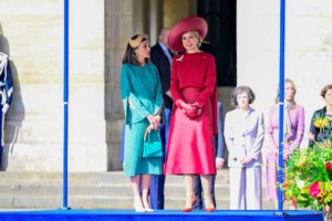 Αίγλη, τιάρες και νυφικά: Εκθαμβωτικές με bridal φορέματα σε μπλε και γαλάζιο στο royal δείπνο η Λετίσια και η Μάξιμα - εικόνα 22