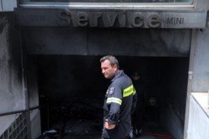 Αστυνομικός άρπαξε πυροσβεστήρα και έσβησε φωτιά σε αυτοκίνητο - Γλίτωσαν ηλικιωμένη και παιδί [βίντεο] - εικόνα 3