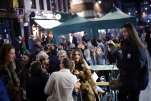 Γερμανία: Πιο κοντά στο τέλος της πανδημίας, αλλά... δεν φεύγει η μάσκα