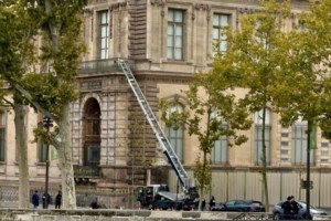 Λούβρο: Η σοκαριστική στιγμή που ο ληστής παραβιάζει γυάλινη προθήκη στην "Αίθουσα του Απόλλωνα" - [βίντεο] - εικόνα 2