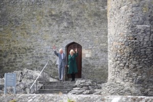 Κάρολος και Καμίλα αγκαζέ στους κήπους του Μπάκιγχαμ - Η ξεχωριστή επέτειος του γάμου τους