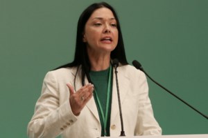 Η δήθεν συνάντηση Ραγκούση με Δούκα και Θεοχαρόπουλο την ώρα που ήταν σπίτι του και έβλεπε...ποδόσφαιρο [βίντεο]