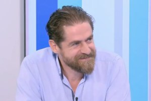 Σε ρόλο έκπληξη ο "Μαθιός" του Σασμού - Μετά την Κρήτη πήγε Σαντορίνη [Βίντεο] - εικόνα 2