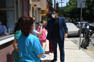 Θεσσαλονίκη: Παράσταση διαμαρτυρίας γονέων και μαθητών - Ζητούν να καταργηθεί η ελάχιστη βάση εισαγωγής στα πανεπιστήμια - εικόνα 2