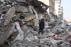 Ξεπέρασαν τους 16.000 οι νεκροί από τον σεισμό σε Τουρκία και Συρία: Σε πάρκινγκ νοσοκομείου στοιβάζουν τα πτώματα - εικόνα 2