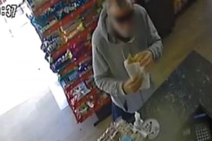 Οδηγός στο κέντρο της Αθήνας περνά με κόκκινο και παρασύρει ντελιβερά - Σοκαριστικό βίντεο