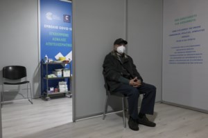 Διοικητής του ΠΑΓΝΗ: "Καμία σύνδεση δεν είχε ο θάνατος του ηλικιωμένου με τον εμβολιασμό"