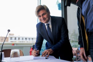 Αποστάσεις Πέτρου Παππά από τον Φαραντούρη, που θέλει να ρίξει την κυβέρνηση η Ευρωπαία Εισαγγελέας: Ατυχής η διατύπωση