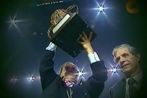 "Ντου" αγριεμένων οπαδών του ΠΑΟ  με ξύλα και πέτρες στο σπίτι του Δημήτρη Γιαννακόπουλου [Βίντεο] - εικόνα 5