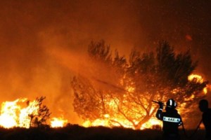 Φωτιά στα Τρίκαλα: Καρέ-καρέ η διάσωση με ελικόπτερο του πυροσβέστη που τραυματίστηκε σε δύσβατο σημείο [βίντεο]