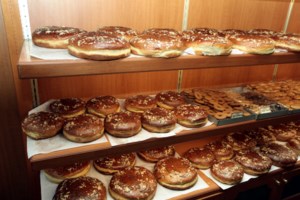 Πρωτοχρονιά: Ακρίβεια αλλά και λίστες αναμονής σε εστιατόρια και ταβέρνες για το ρεβεγιόν - Οι τιμές στα μενού