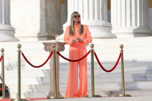 Η Χάιντι Κλουμ κουράστηκε με τα τακούνια και περπάτησε στο Θησείο ξυπόλητη με τον σύζυγο της Τομ Κάουλιτζ