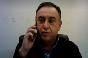 Viral: Ακλόνητος ο δημοσιογράφος την ώρα του σεισμού στη Θεσσαλία [βίντεο]