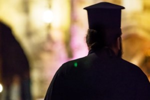 Άρτα: 38χρονος έπιασε από τον λαιμό τη σύντροφό του - Την έβρισε και ο πατέρας του