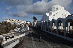 Σαντορίνη: Ενισχύονται οι δυνάμεις της Πυροσβεστικής - Στο νησί και ειδικό όχημα που ήταν στους σεισμούς της Τουρκίας