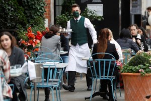 Θρίλερ με τον θάνατο βετεράνου δημοσιογράφου του BBC - Βρέθηκε νεκρός στην κρεβατοκάμαρα μαζί με τον σύντροφό του