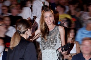 Κάτια Ζυγούλη: Θεά στη Σκιάθο με το ροζ μπικίνι της και λευκό crop τοπ - εικόνα 4