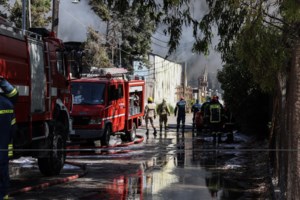 Φωτιά στον Ασπρόπυργο: Μάχη με τις φλόγες στην περιοχή Σοφό - Ανησυχία να μην εξαπλωθεί στο βουνό [βίντεο]