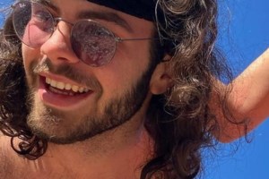 O Άγγελος Λάτσιος ποζάρει με τη μικρή Μαρίνα - Το σπάνιο στιγμιότυπο του 18χρονου γιου της Ελένης Μενεγάκη με τη μικρότερη αδελφή του