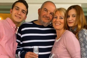 Νατάσα Παζαΐτη - Αλίκη Καραμανλή: Απαστράπτουσες με μάξι στην τελετή αποφοίτησης - εικόνα 12