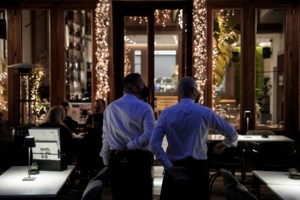 Πρωτοχρονιά: Ακρίβεια αλλά και λίστες αναμονής σε εστιατόρια και ταβέρνες για το ρεβεγιόν - Οι τιμές στα μενού - εικόνα 2