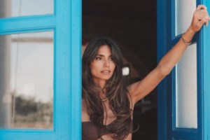 Η Ηλιάνα Παπαγεωργίου απολαμβάνει τα φρούτα της ... τόπλες και "ρίχνει" το Instagram [εικόνες]