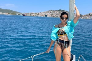 Η Σταματίνα Τσιμτσιλή με μπλε μικροσκοπικό μπικίνι και τον γιο της στην αγκαλιά της