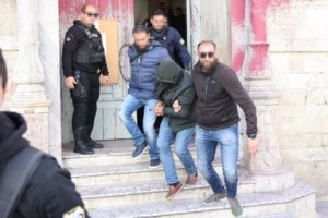 "Αν το ξέραμε, θα τον είχαμε καταγγείλει" - "Είναι σκευωρία": Σε κόντρα ανιψιός και γαμπρός του 66χρονου λυράρη [βίντεο] - εικόνα 2