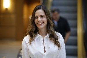 Ο Ευκλείδης Τσακαλώτος εξηγεί γιατί του άρεσε η Ικαρία: Οι καλοκαιρινές διακοπές και οι άνθρωποι που συνάντησε