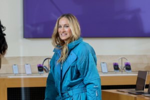 Σάρα Τζέσικα Πάρκερ: Η ιέρεια της μόδας και του στιλ συνδύασε το ματζέντα και το σμαραγδί όπως μόνο εκείνη ξέρει