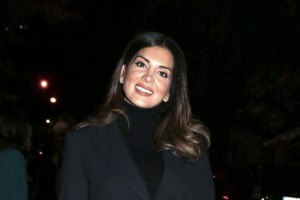 Σταματίνα Τσιμτσιλή: Το dark navy μίνι φόρεμα από τα Mango αξίας 55,99 € που συνδύασε με γόβες σε bold απόχρωση - εικόνα 2