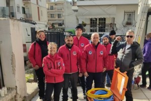 Σεισμός στην Τουρκία: Οι Έλληνες στέλνουν ρούχα με μηνύματα αλληλεγγύης στα τουρκικά - "Μην απελπίζεστε γείτονες" - εικόνα 2