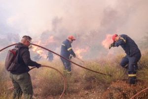 Φωτιά στον Έβρο: Γιγαντώνεται το πύρινο μέτωπο και φτάνει τα χωριά Γιαννούλη και Σιδηρώ - Μήνυμα του 112 για το Σουφλί