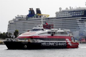 Μηχανική βλάβη πλοίου ανοιχτά της Αίγινας: Επιστρέφει με 182 επιβάτες στον Πειραιά