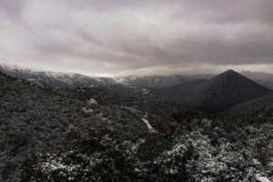Κακοκαιρία σε δύο φάσεις: Ψυχρή εισβολή με βροχές και καταιγίδες την Πρωτοχρονιά