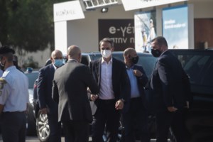 Περιοδεία Μητσοτάκη στα περίπτερα της ΔΕΘ - Το δώρο που του έκαναν οι γιατροί [εικόνες-βίντεο]