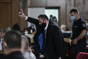 Δίκη Χρυσής Αυγής: Ο Θάνος Πλεύρης "καρφώνει" τον πατέρα του Κωνσταντίνο που ανέλαβε δικηγόρος του Λαγού